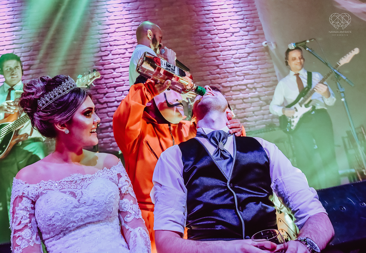 Fotos de festa de casamento com banda athrios band no espaço atmosphera e assessoria de vmb noivos dançando e fotos de balada de casamento feitas pela fotografa nayara andrade de santos