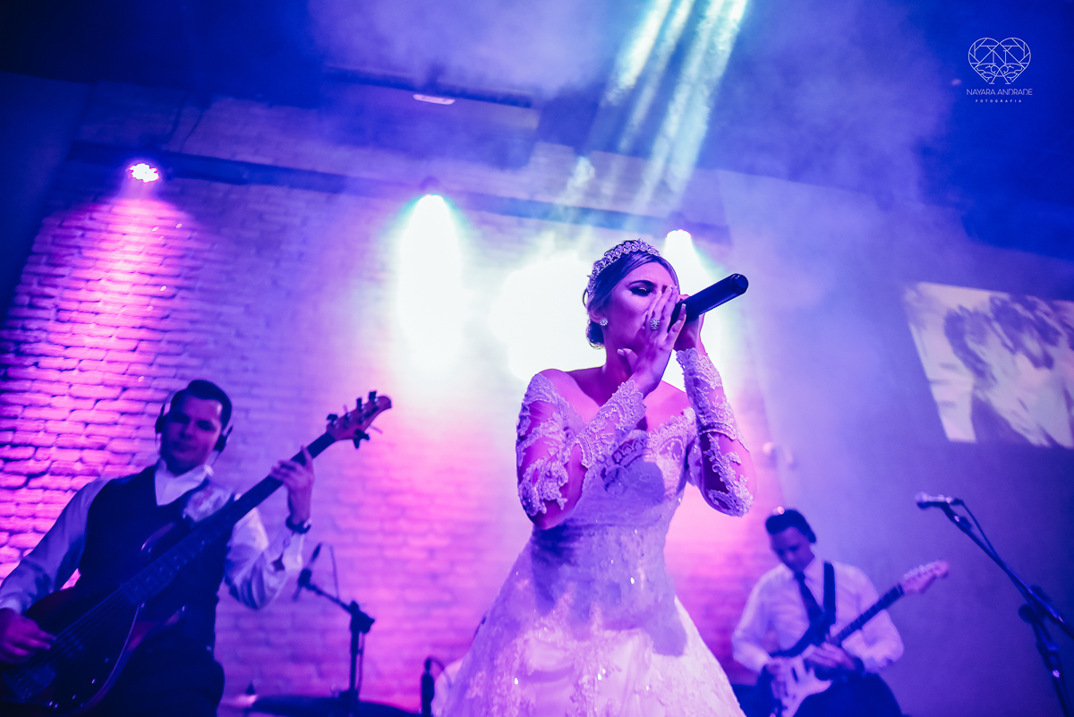 Fotos de festa de casamento com banda athrios band no espaço atmosphera e assessoria de vmb noivos dançando e fotos de balada de casamento feitas pela fotografa nayara andrade de santos