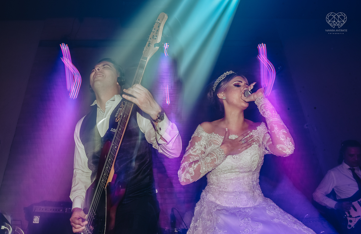 Fotos de festa de casamento com banda athrios band no espaço atmosphera e assessoria de vmb noivos dançando e fotos de balada de casamento feitas pela fotografa nayara andrade de santos