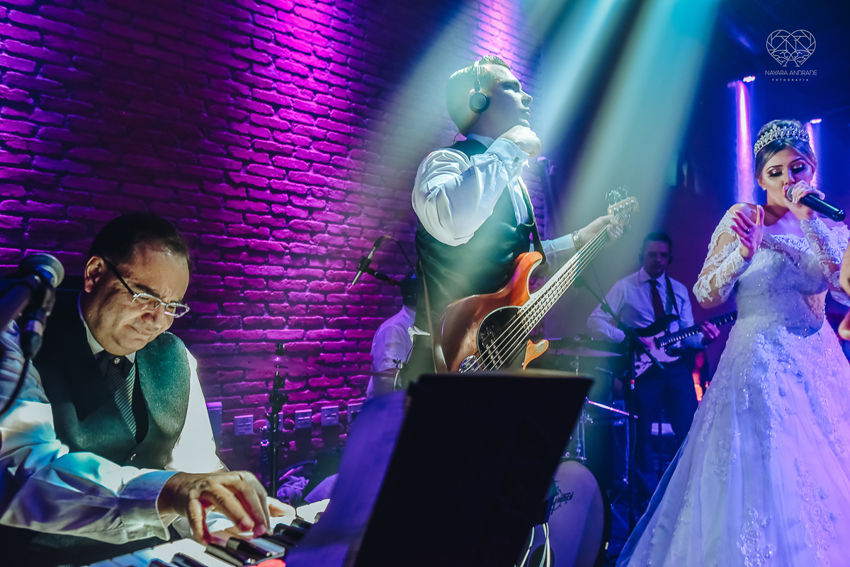 Fotos de festa de casamento com banda athrios band no espaço atmosphera e assessoria de vmb noivos dançando e fotos de balada de casamento feitas pela fotografa nayara andrade de santos