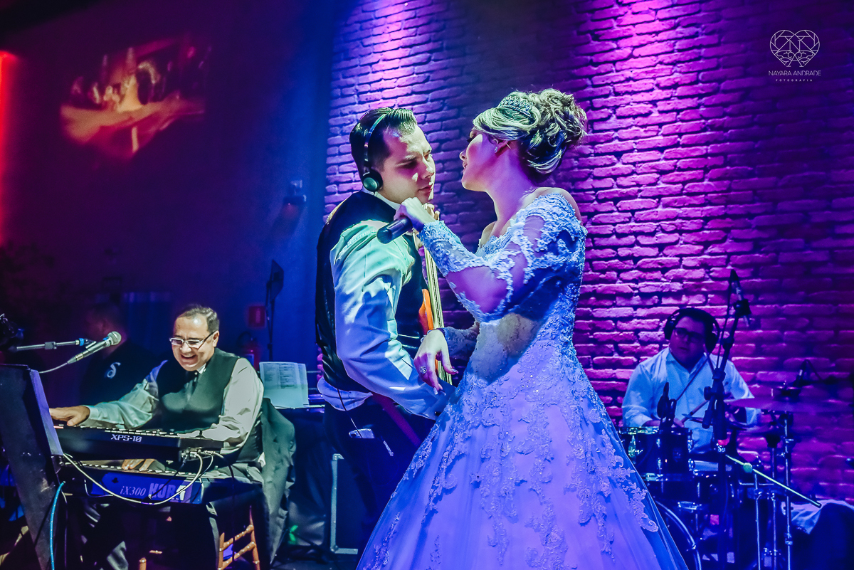 Fotos de festa de casamento com banda athrios band no espaço atmosphera e assessoria de vmb noivos dançando e fotos de balada de casamento feitas pela fotografa nayara andrade de santos