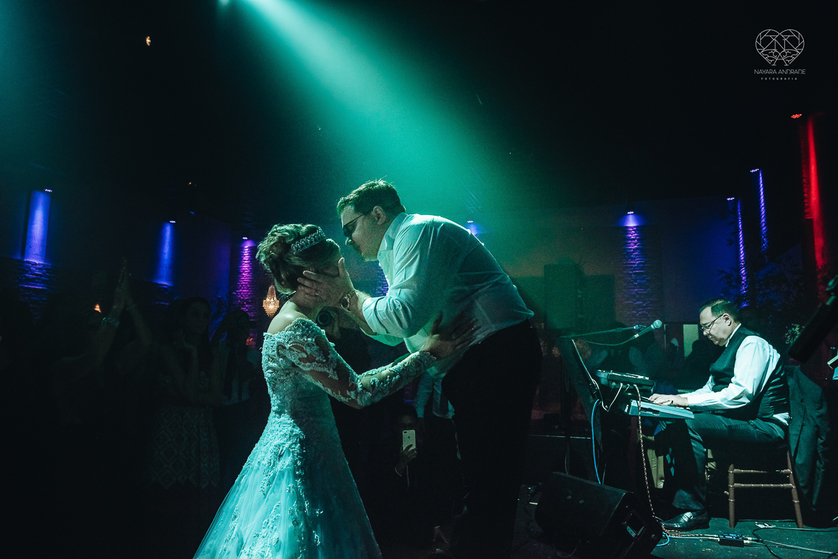 Fotos de festa de casamento com banda athrios band no espaço atmosphera e assessoria de vmb noivos dançando e fotos de balada de casamento feitas pela fotografa nayara andrade de santos