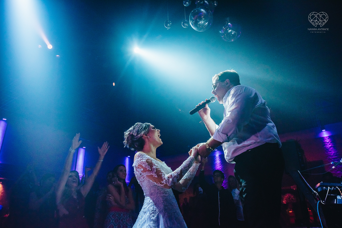 Fotos de festa de casamento com banda athrios band no espaço atmosphera e assessoria de vmb noivos dançando e fotos de balada de casamento feitas pela fotografa nayara andrade de santos