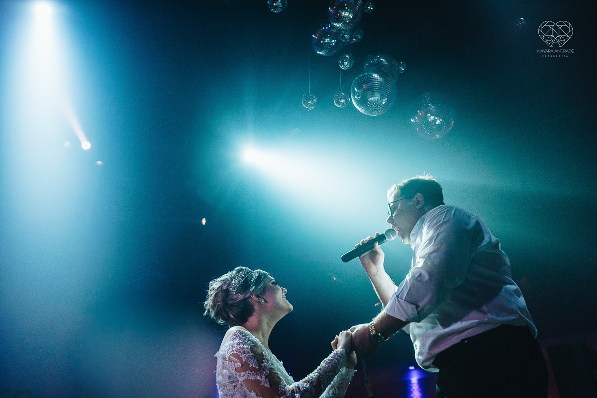 Fotos de festa de casamento com banda athrios band no espaço atmosphera e assessoria de vmb noivos dançando e fotos de balada de casamento feitas pela fotografa nayara andrade de santos