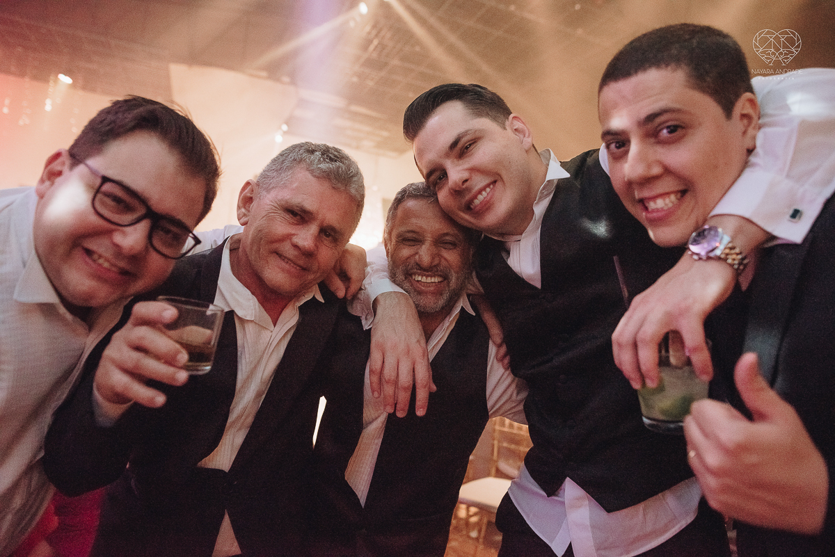 Fotos de festa de casamento com banda athrios band no espaço atmosphera e assessoria de vmb noivos dançando e fotos de balada de casamento feitas pela fotografa nayara andrade de santos