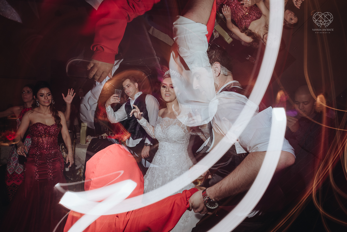 Fotos de festa de casamento com banda athrios band no espaço atmosphera e assessoria de vmb noivos dançando e fotos de balada de casamento feitas pela fotografa nayara andrade de santos