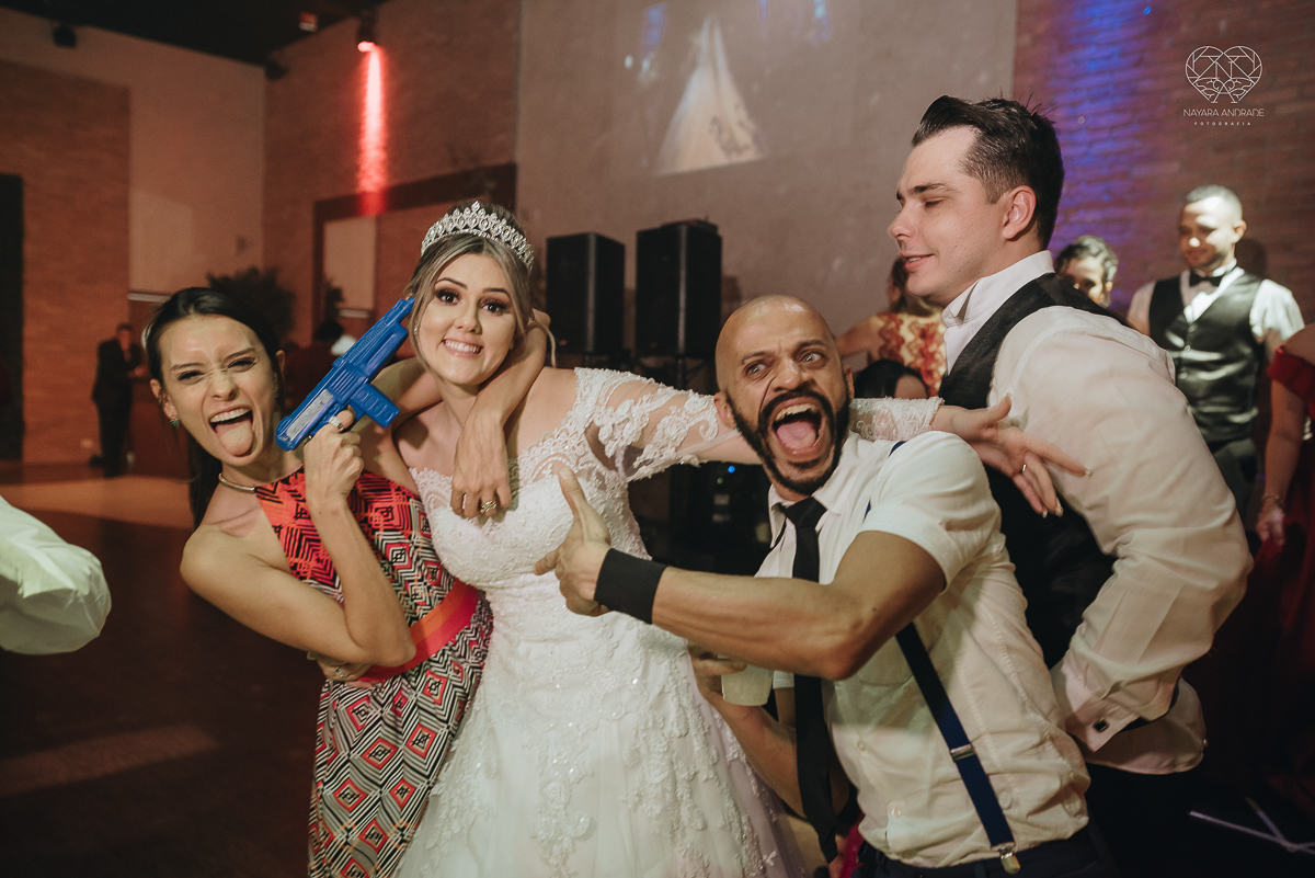 Fotos de festa de casamento com banda athrios band no espaço atmosphera e assessoria de vmb noivos dançando e fotos de balada de casamento feitas pela fotografa nayara andrade de santos