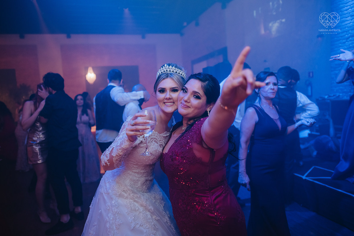 Fotos de festa de casamento com banda athrios band no espaço atmosphera e assessoria de vmb noivos dançando e fotos de balada de casamento feitas pela fotografa nayara andrade de santos
