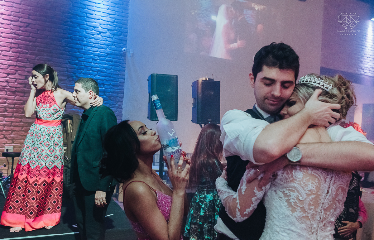 Fotos de festa de casamento com banda athrios band no espaço atmosphera e assessoria de vmb noivos dançando e fotos de balada de casamento feitas pela fotografa nayara andrade de santos