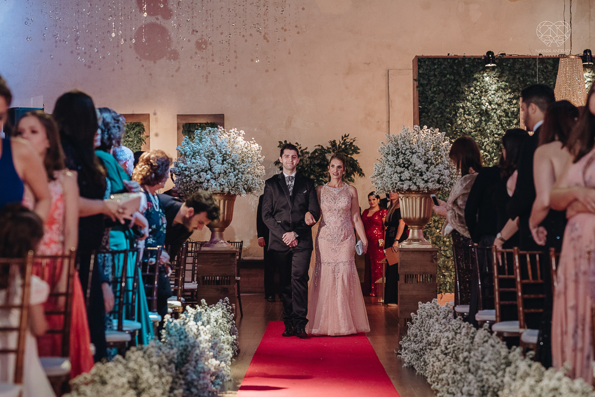 decoraçao de casamento classico com flores vermelhas, lustre, arranjos caidos na mesa, espaco atmosphera feita por lu pallaroni