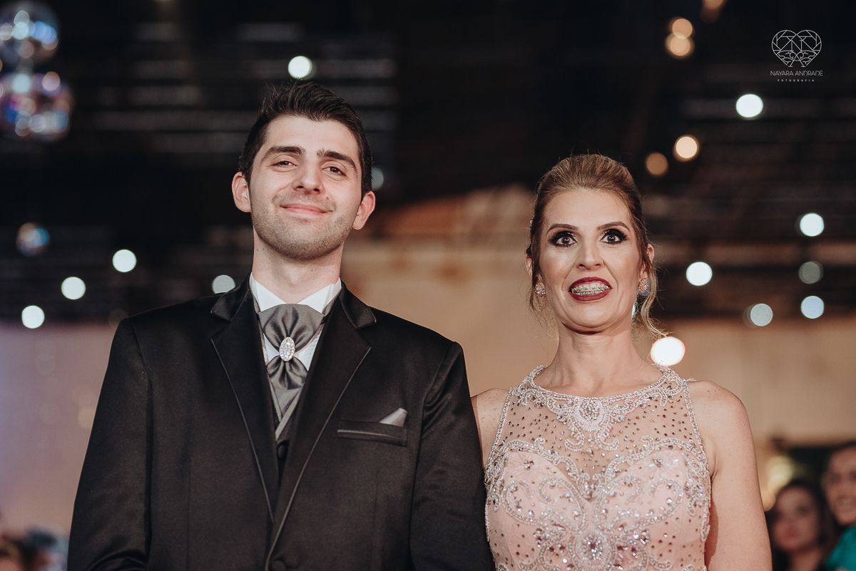 decoraçao de casamento classico com flores vermelhas, lustre, arranjos caidos na mesa, espaco atmosphera feita por lu pallaroni