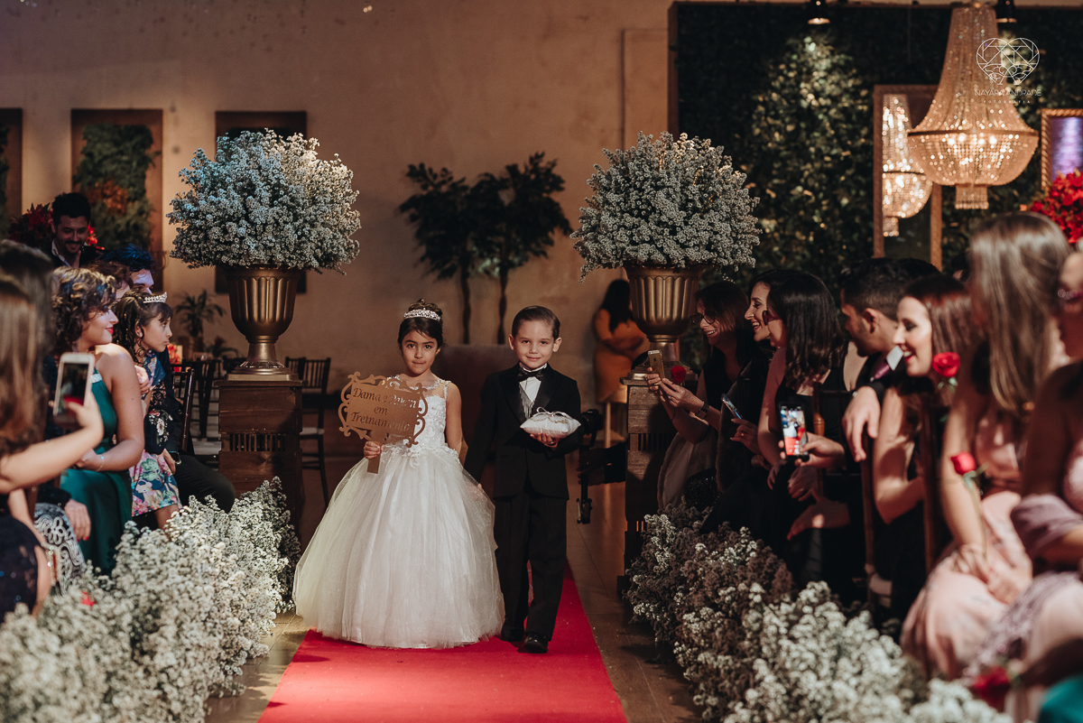 fotografia de casamento classico de princesa com decoraçao vermelha no espaço atmosphera no guaruja fotos feitas pela fotografa nayara andrade de santos