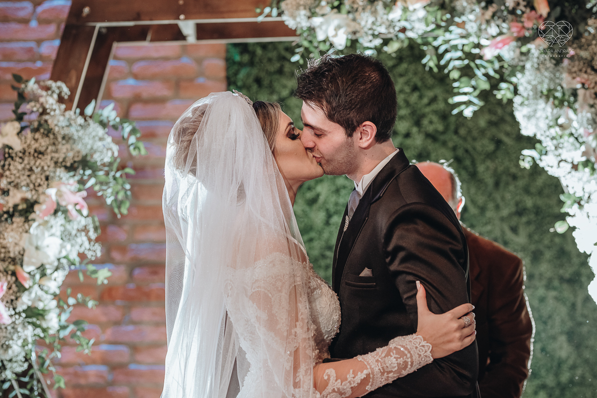 fotografia de casamento classico de princesa com decoraçao vermelha no espaço atmosphera no guaruja fotos feitas pela fotografa nayara andrade de santos