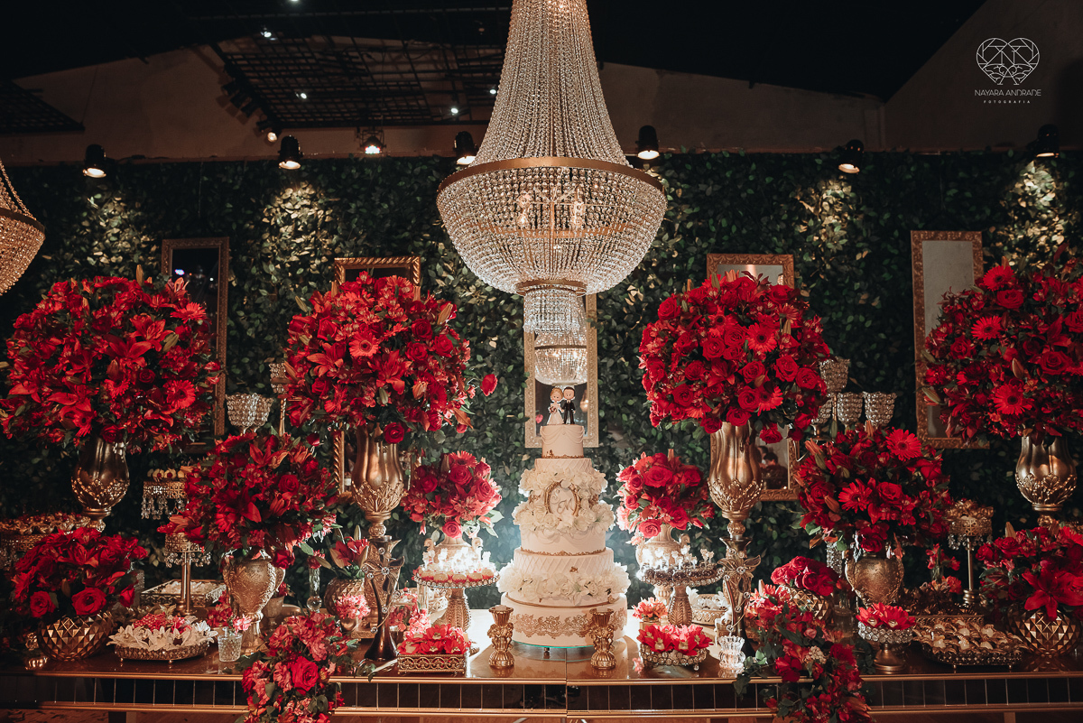 decoraçao de casamento classico com flores vermelhas, lustre, arranjos caidos na mesa, espaco atmosphera feita por lu pallaroni