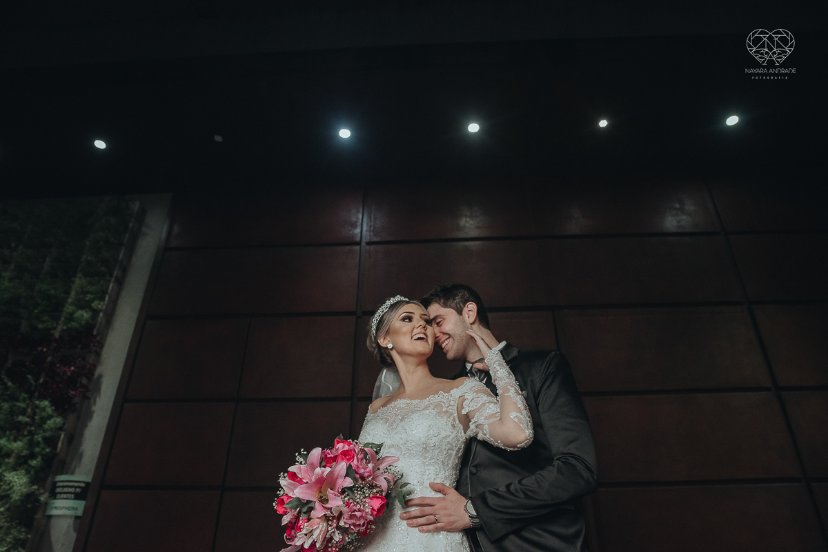 fotos externas de casal apaixonado feitas no espaço atmosphera no guaruja fotos noturnas de noiva com o veu e buque fotos posadas feitas pela fotografa premiada nayara andrade de santos