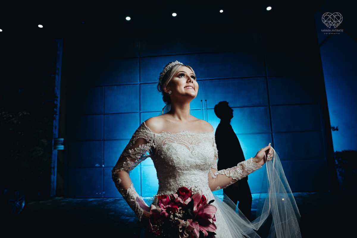fotos externas de casal apaixonado feitas no espaço atmosphera no guaruja fotos noturnas de noiva com o veu e buque fotos posadas feitas pela fotografa premiada nayara andrade de santos