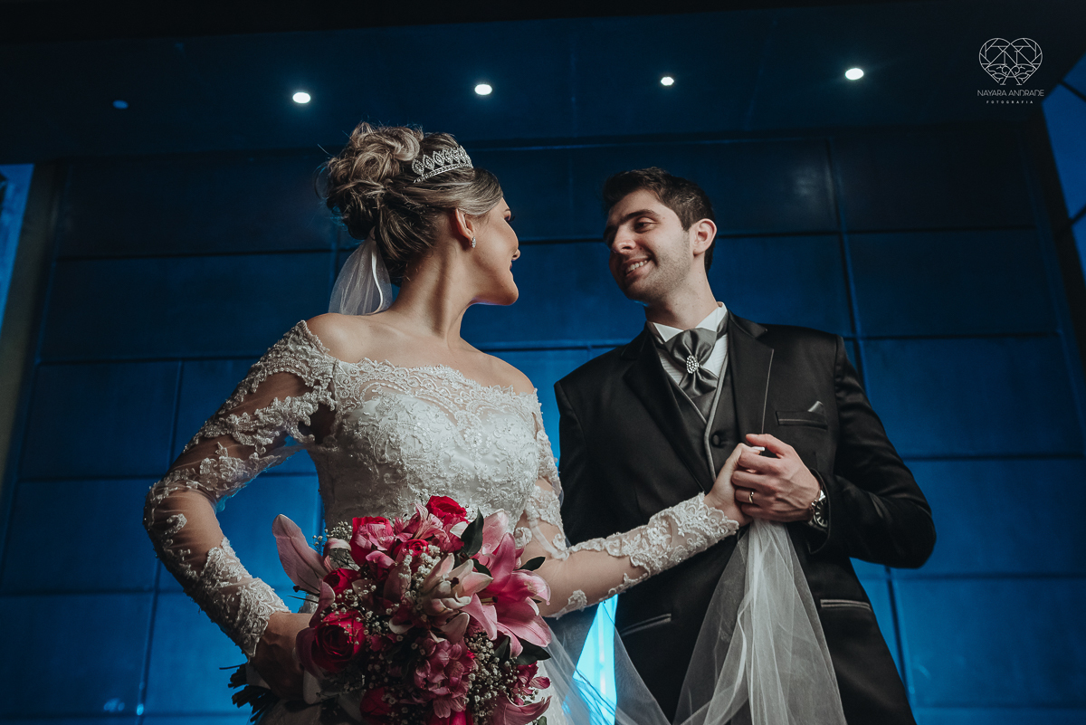 fotos externas de casal apaixonado feitas no espaço atmosphera no guaruja fotos noturnas de noiva com o veu e buque fotos posadas feitas pela fotografa premiada nayara andrade de santos