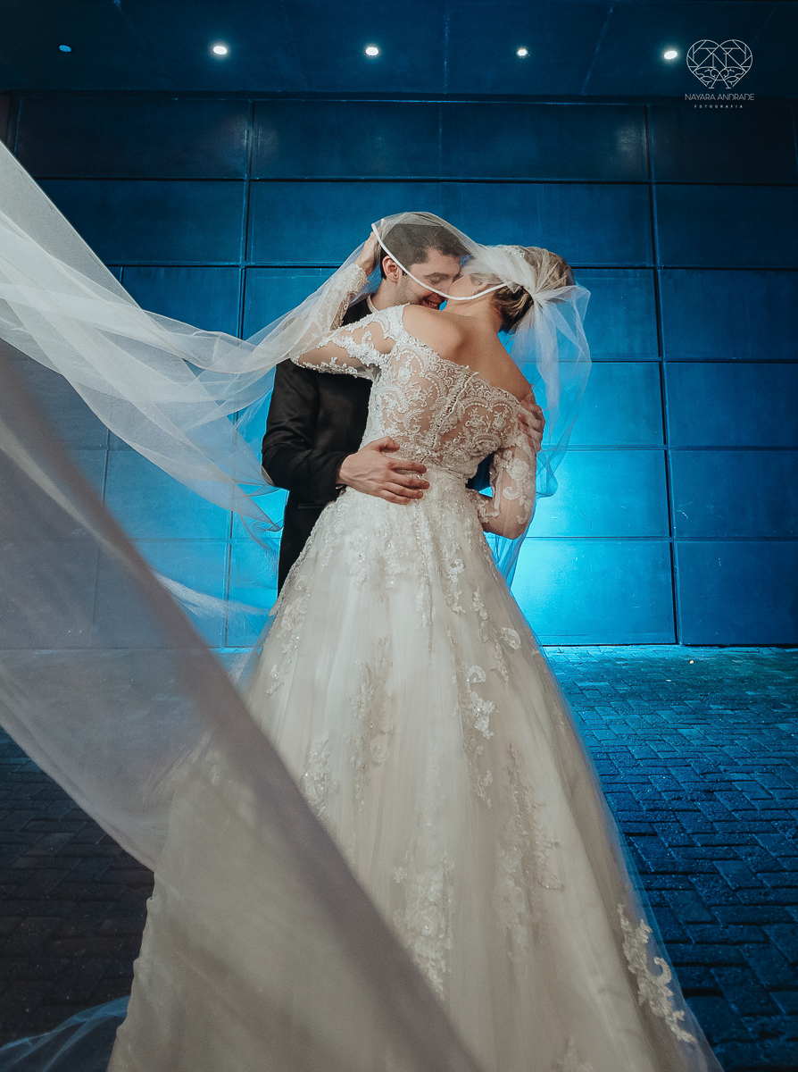 fotos externas de casal apaixonado feitas no espaço atmosphera no guaruja fotos noturnas de noiva com o veu e buque fotos posadas feitas pela fotografa premiada nayara andrade de santos