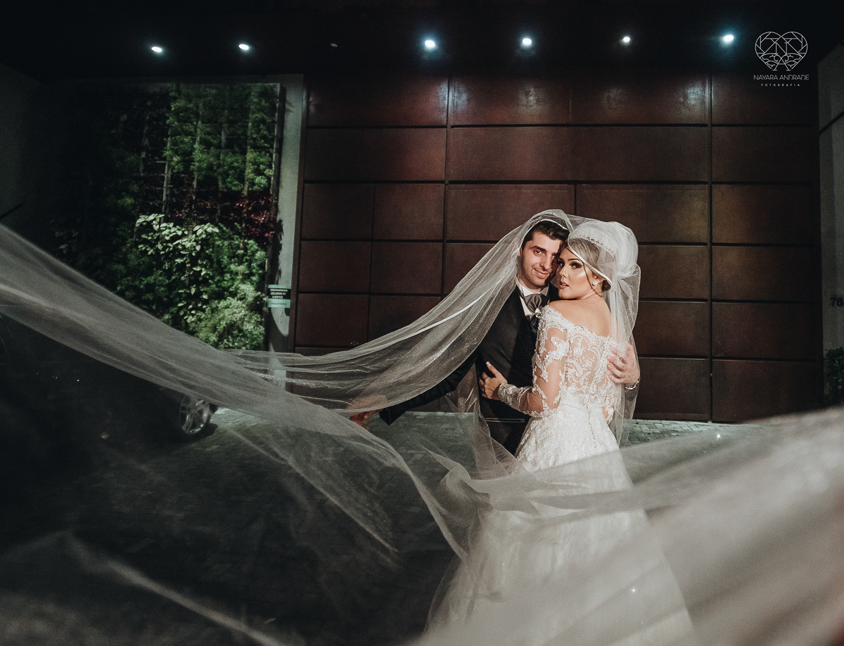 fotos externas de casal apaixonado feitas no espaço atmosphera no guaruja fotos noturnas de noiva com o veu e buque fotos posadas feitas pela fotografa premiada nayara andrade de santos