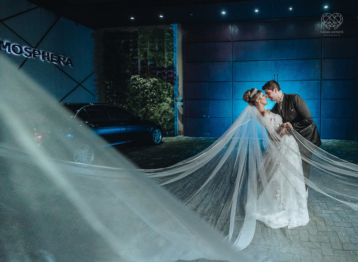 fotos externas de casal apaixonado feitas no espaço atmosphera no guaruja fotos noturnas de noiva com o veu e buque fotos posadas feitas pela fotografa premiada nayara andrade de santos