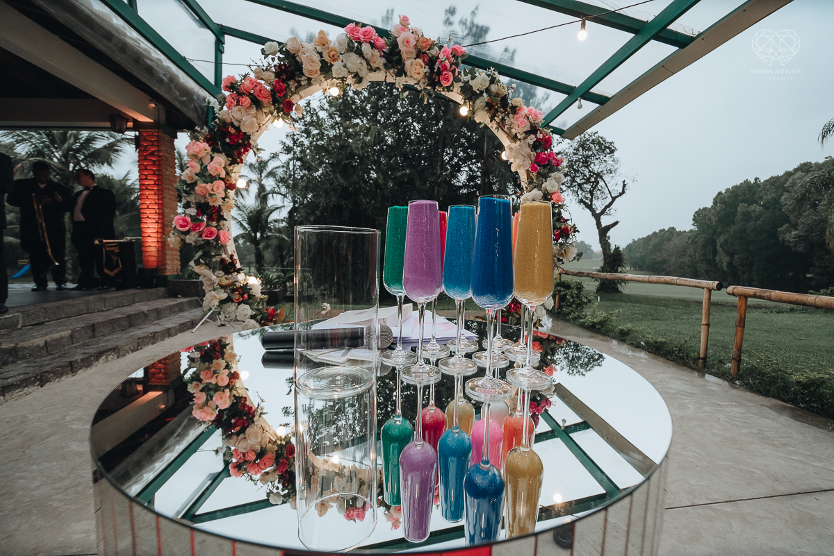 casamento rustico de dia com chuva em santos sao vicente golf clube noivo com terno bege e noiva com vestido de renda fotos da fotografa premiada nayara andrade 