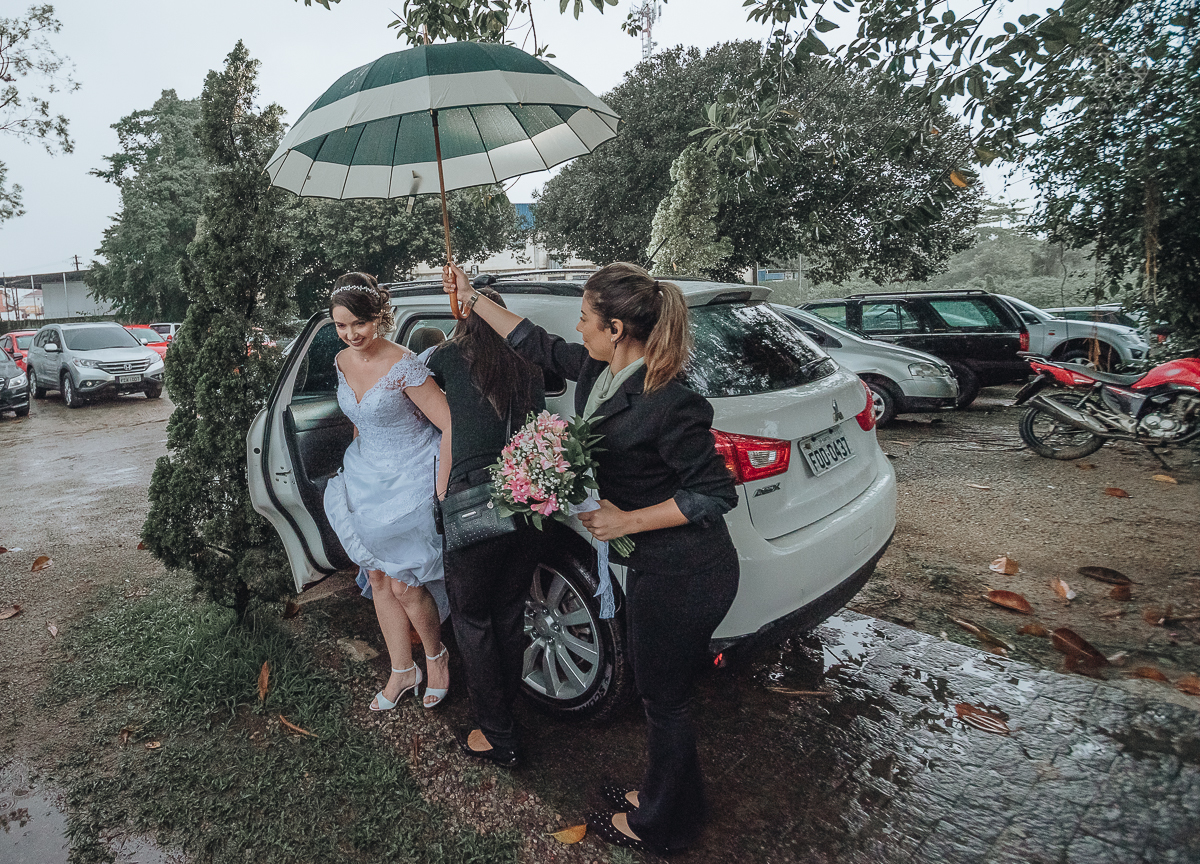 casamento rustico de dia com chuva em santos sao vicente golf clube noivo com terno bege e noiva com vestido de renda fotos da fotografa premiada nayara andrade 