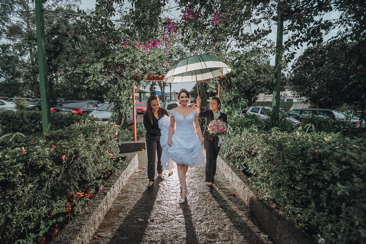 casamento rustico de dia com chuva em santos sao vicente golf clube noivo com terno bege e noiva com vestido de renda fotos da fotografa premiada nayara andrade 
