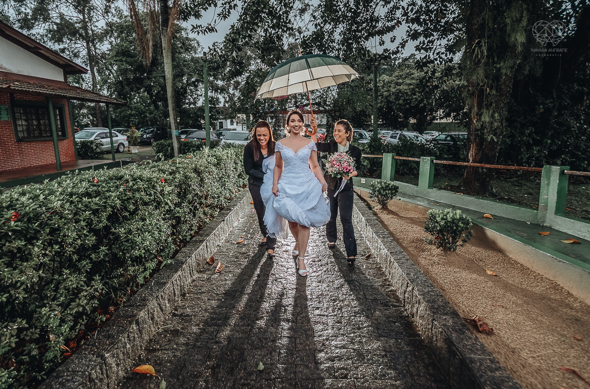 casamento rustico de dia com chuva em santos sao vicente golf clube noivo com terno bege e noiva com vestido de renda fotos da fotografa premiada nayara andrade 
