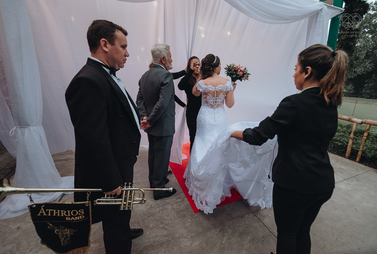 casamento rustico de dia com chuva em santos sao vicente golf clube noivo com terno bege e noiva com vestido de renda fotos da fotografa premiada nayara andrade 