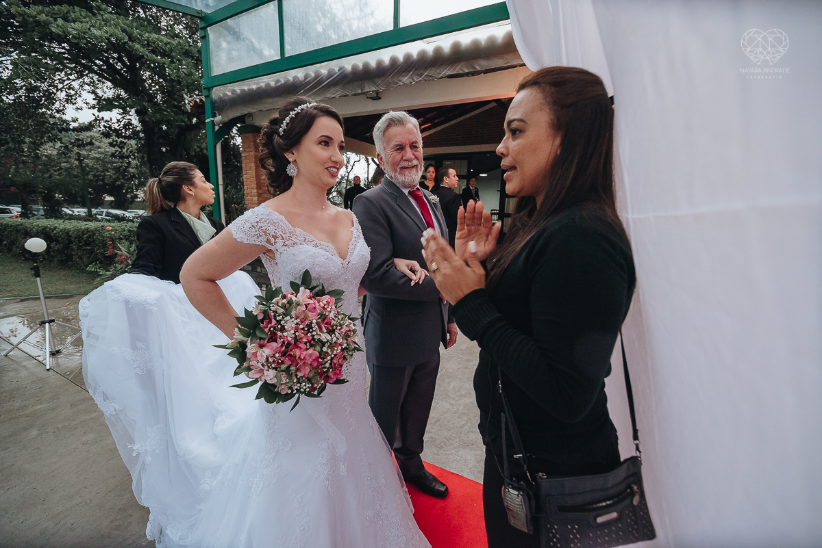 casamento rustico de dia com chuva em santos sao vicente golf clube noivo com terno bege e noiva com vestido de renda fotos da fotografa premiada nayara andrade 
