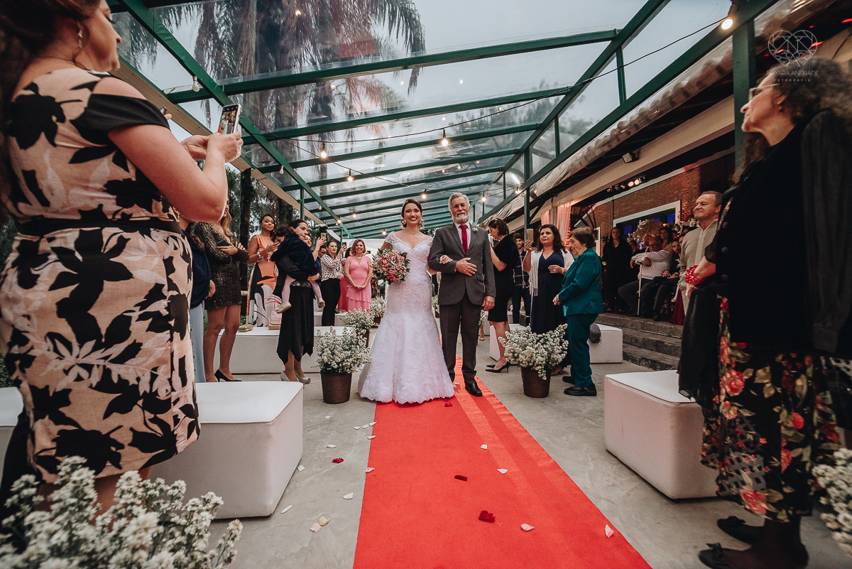 casamento rustico de dia com chuva em santos sao vicente golf clube noivo com terno bege e noiva com vestido de renda fotos da fotografa premiada nayara andrade 