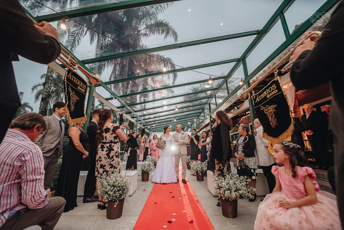 casamento rustico de dia com chuva em santos sao vicente golf clube noivo com terno bege e noiva com vestido de renda fotos da fotografa premiada nayara andrade 
