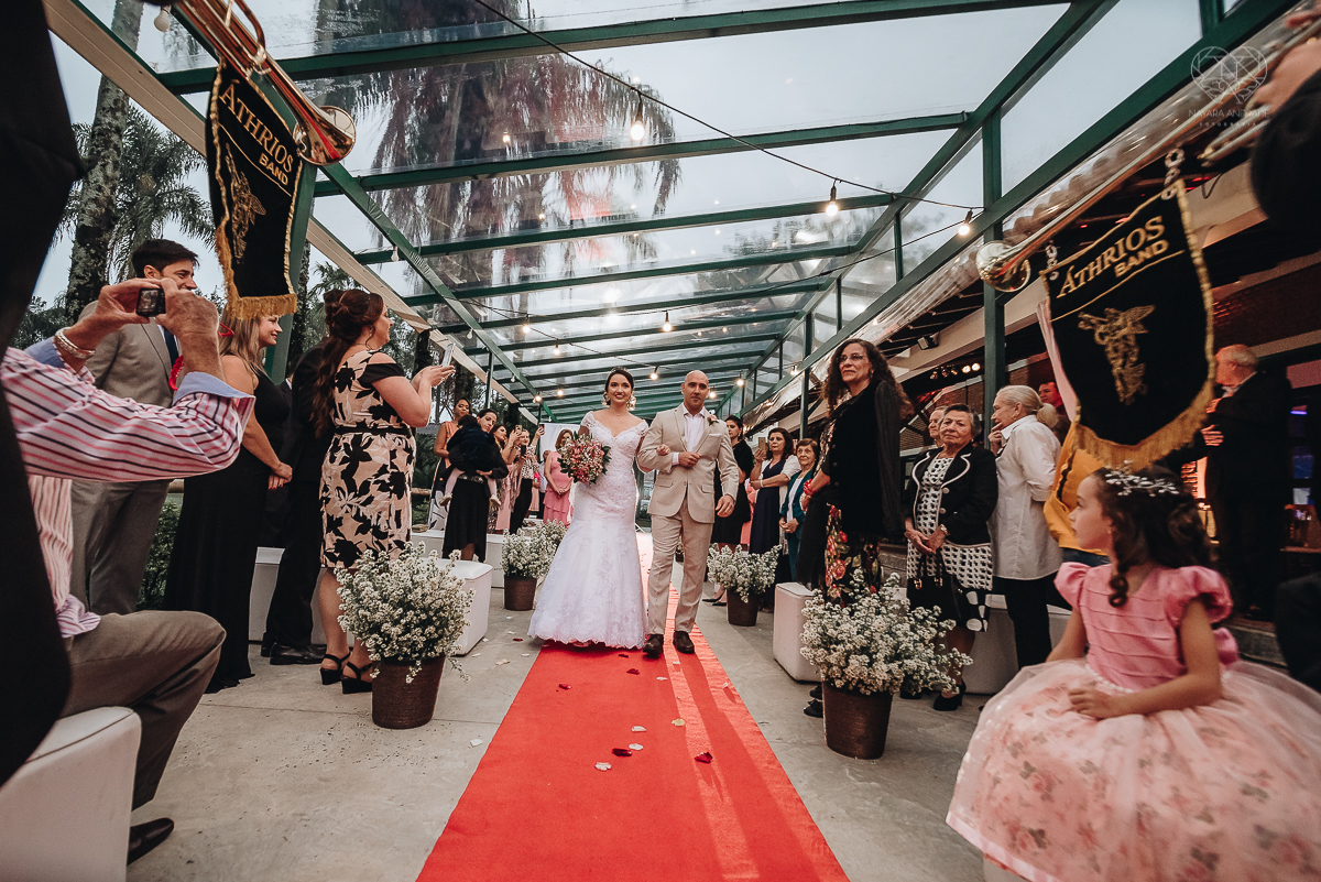 casamento rustico de dia com chuva em santos sao vicente golf clube noivo com terno bege e noiva com vestido de renda fotos da fotografa premiada nayara andrade 