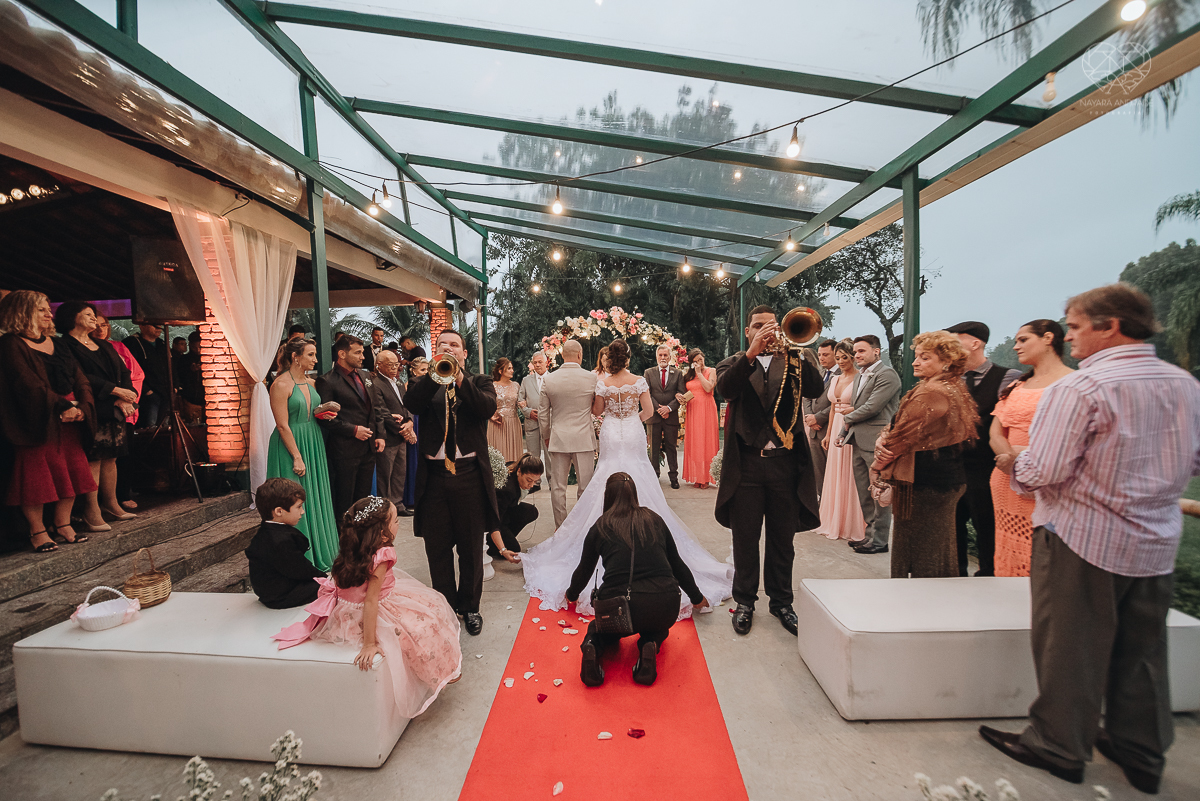 casamento rustico de dia com chuva em santos sao vicente golf clube noivo com terno bege e noiva com vestido de renda fotos da fotografa premiada nayara andrade 