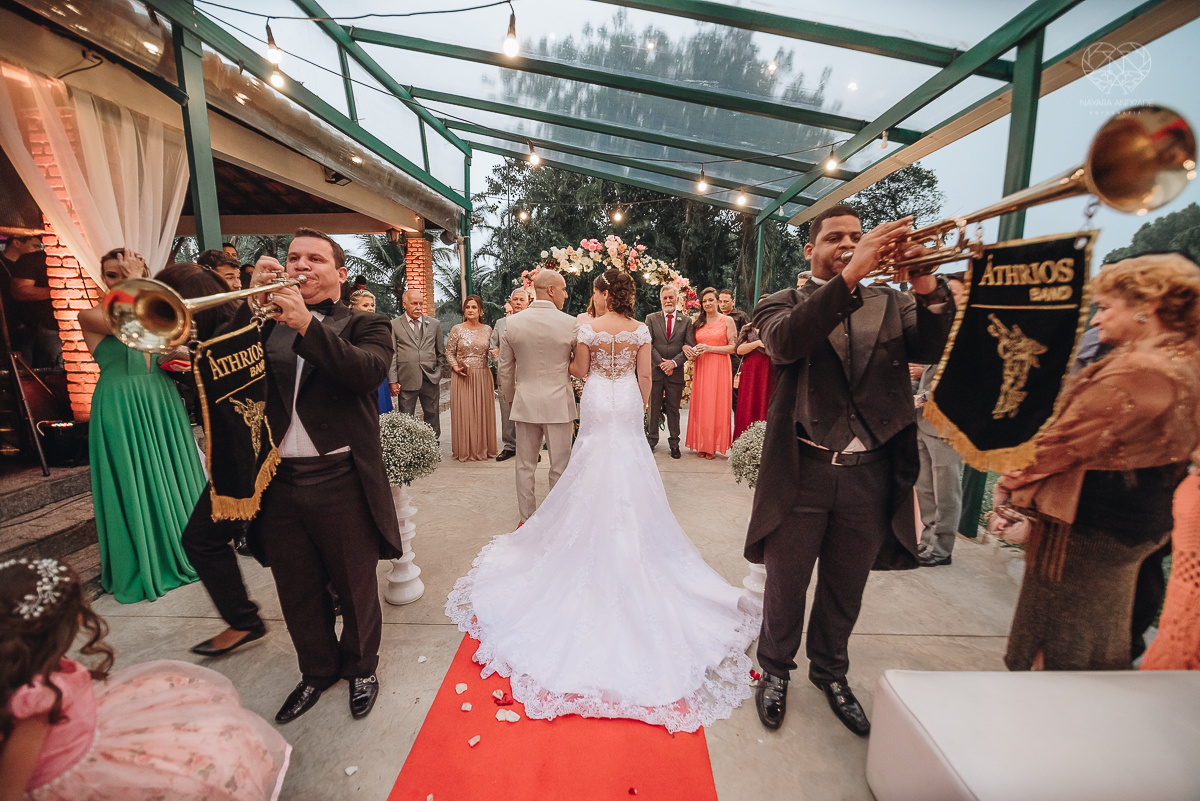 casamento rustico de dia com chuva em santos sao vicente golf clube noivo com terno bege e noiva com vestido de renda fotos da fotografa premiada nayara andrade 