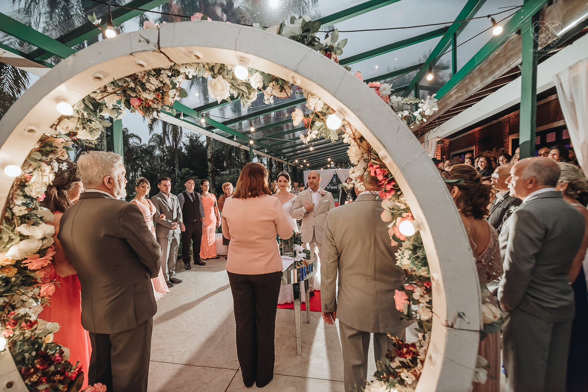 casamento rustico de dia com chuva em santos sao vicente golf clube noivo com terno bege e noiva com vestido de renda fotos da fotografa premiada nayara andrade 