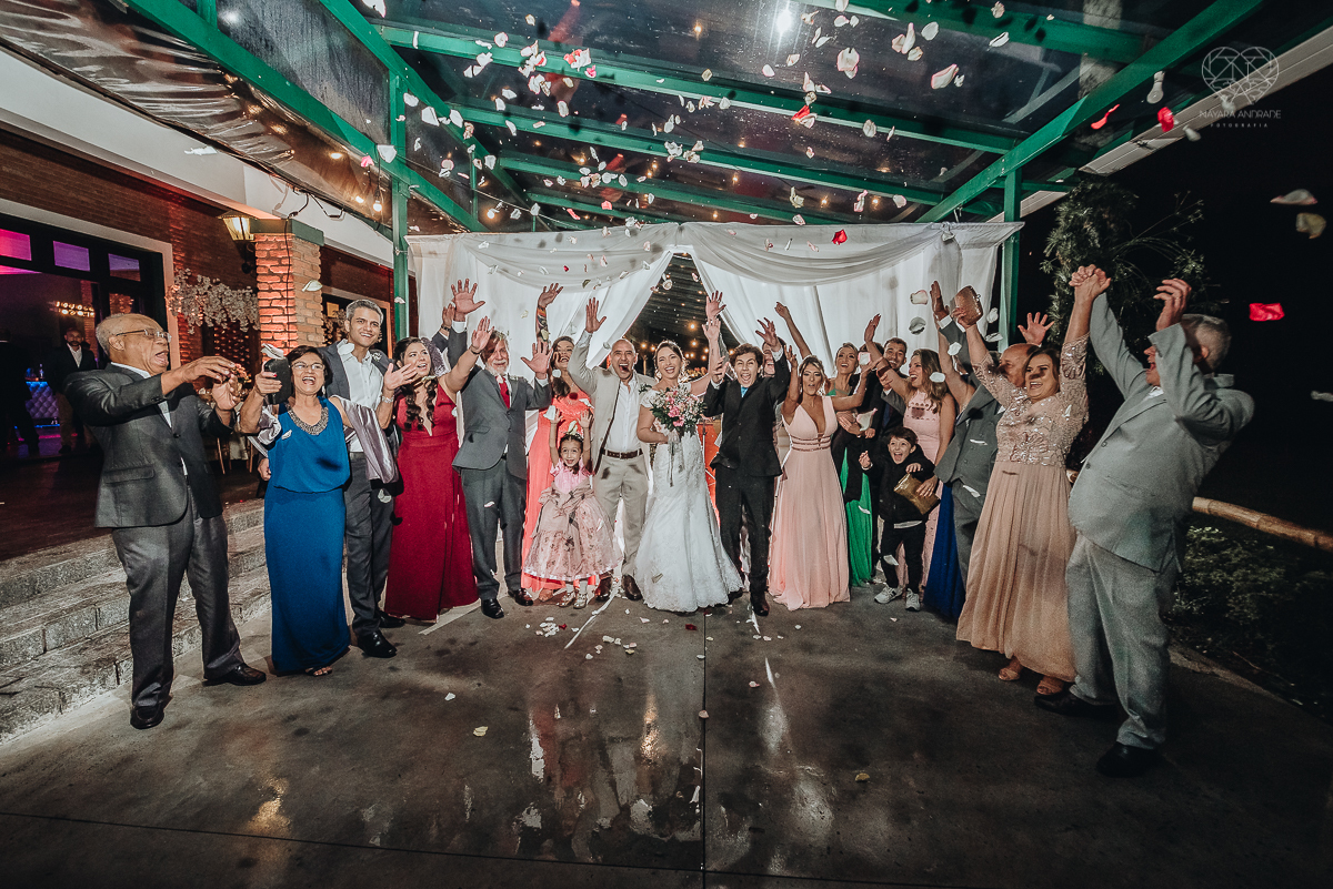 casamento rustico de dia com chuva em santos sao vicente golf clube noivo com terno bege e noiva com vestido de renda fotos da fotografa premiada nayara andrade  fotos externas na chuva com guarda chuva de casamento