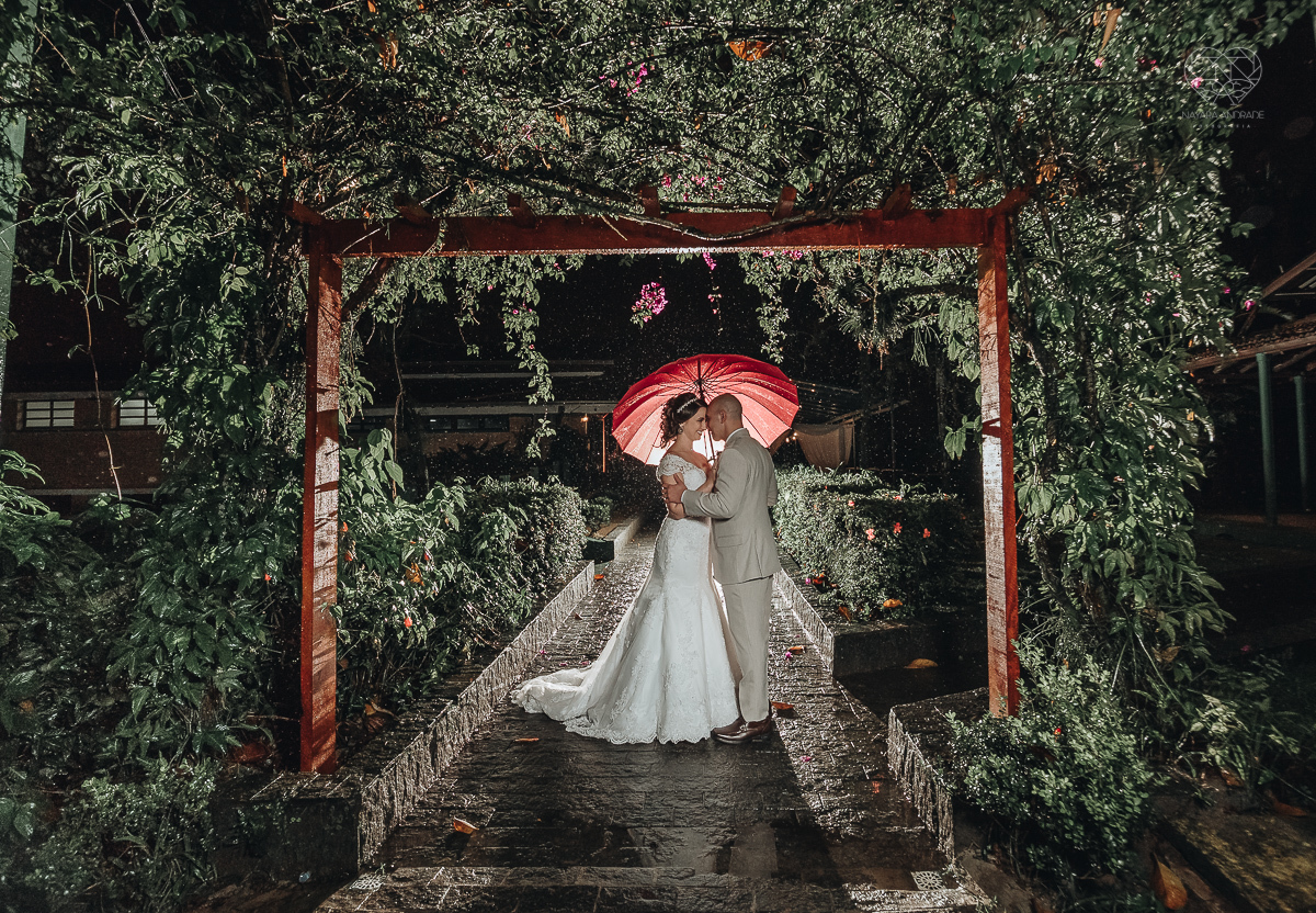 casamento rustico de dia com chuva em santos sao vicente golf clube noivo com terno bege e noiva com vestido de renda fotos da fotografa premiada nayara andrade  fotos externas na chuva com guarda chuva de casamento