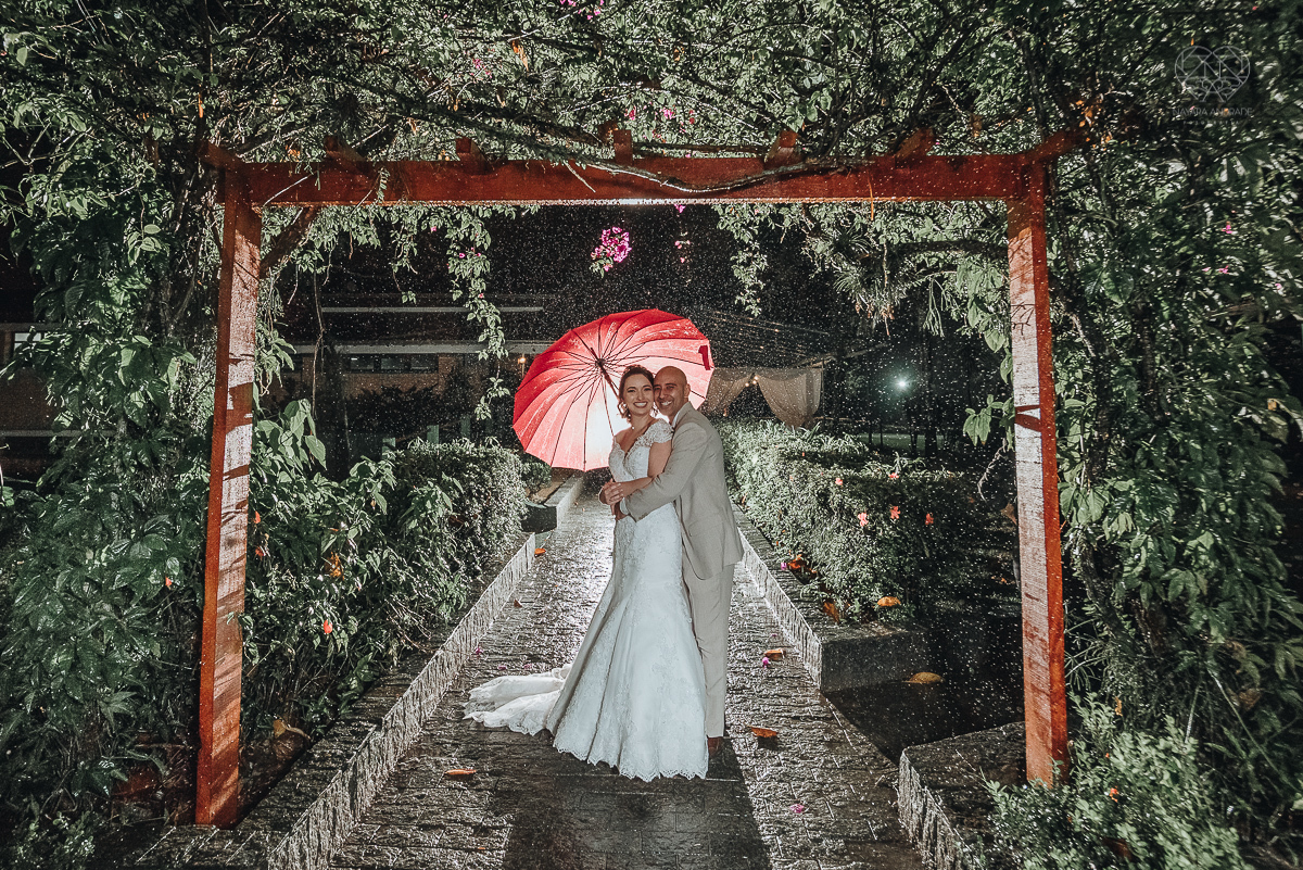casamento rustico de dia com chuva em santos sao vicente golf clube noivo com terno bege e noiva com vestido de renda fotos da fotografa premiada nayara andrade  fotos externas na chuva com guarda chuva de casamento