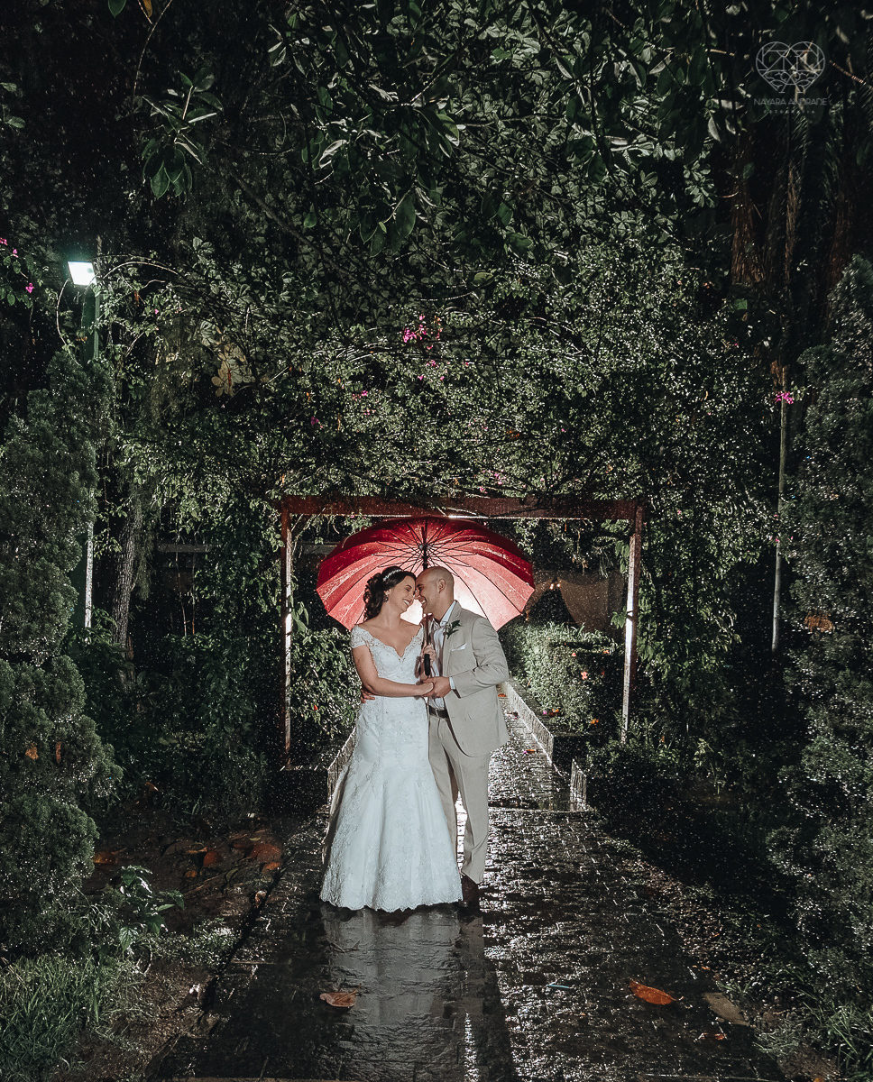 casamento rustico de dia com chuva em santos sao vicente golf clube noivo com terno bege e noiva com vestido de renda fotos da fotografa premiada nayara andrade  fotos externas na chuva com guarda chuva de casamento