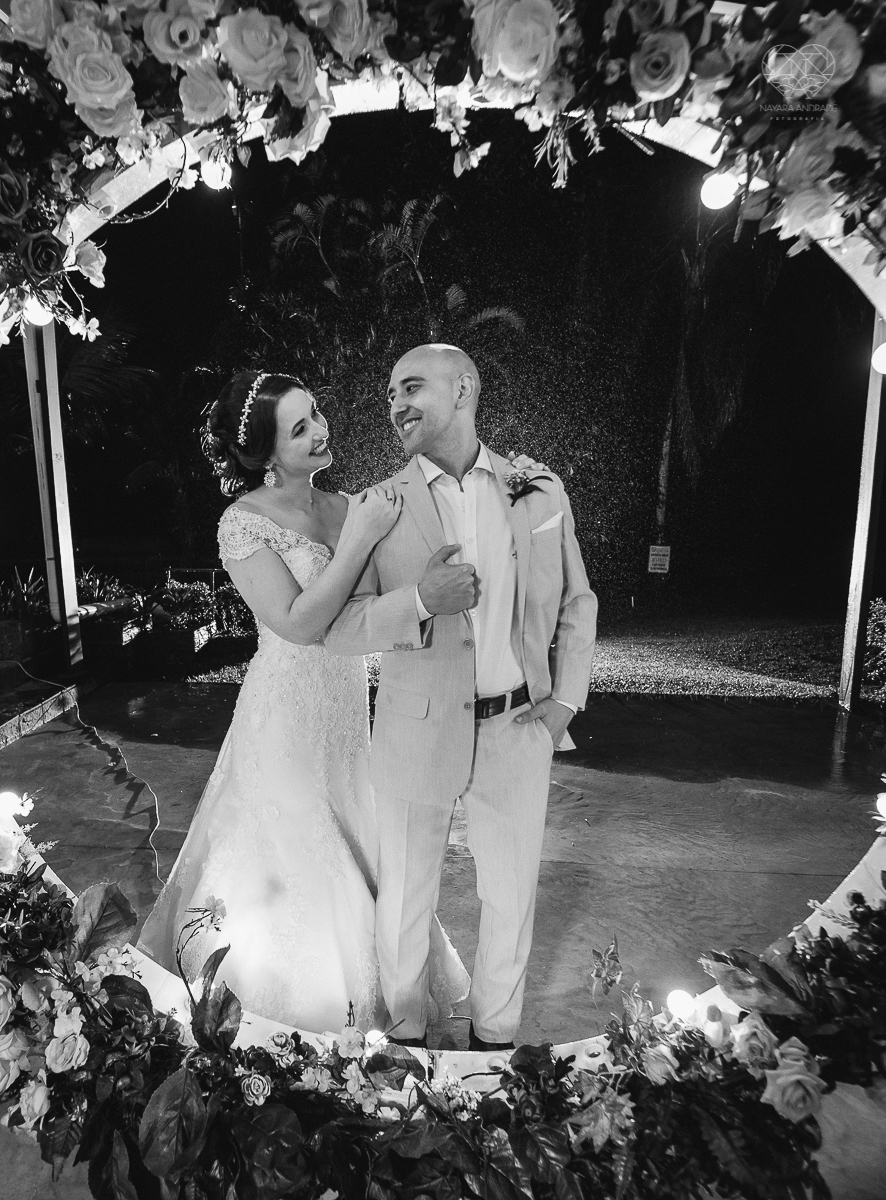 casamento rustico de dia com chuva em santos sao vicente golf clube noivo com terno bege e noiva com vestido de renda fotos da fotografa premiada nayara andrade  fotos externas na chuva com guarda chuva de casamento