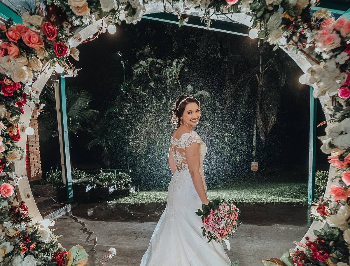 casamento rustico de dia com chuva em santos sao vicente golf clube noivo com terno bege e noiva com vestido de renda fotos da fotografa premiada nayara andrade  fotos externas na chuva com guarda chuva de casamento