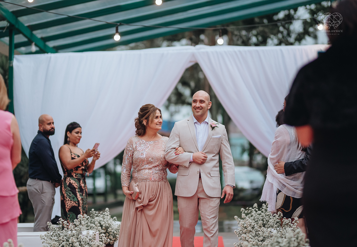 casamento rustico de dia com chuva em santos sao vicente golf clube noivo com terno bege e noiva com vestido de renda fotos da fotografa premiada nayara andrade 