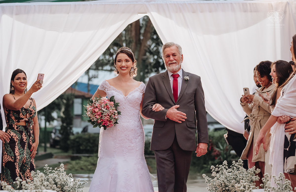 casamento rustico de dia com chuva em santos sao vicente golf clube noivo com terno bege e noiva com vestido de renda fotos da fotografa premiada nayara andrade 