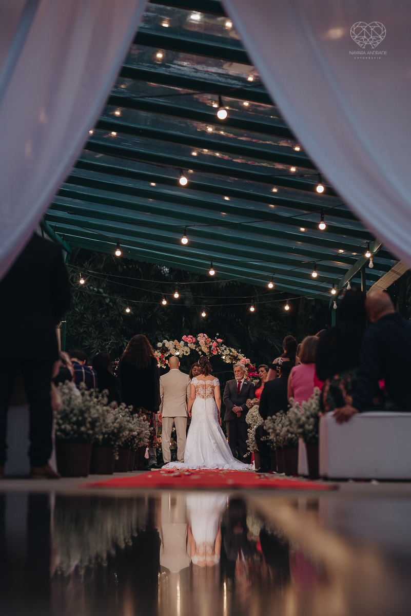 casamento rustico de dia com chuva em santos sao vicente golf clube noivo com terno bege e noiva com vestido de renda fotos da fotografa premiada nayara andrade 