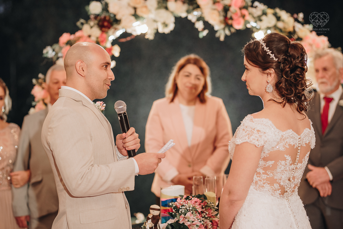 casamento rustico de dia com chuva em santos sao vicente golf clube noivo com terno bege e noiva com vestido de renda fotos da fotografa premiada nayara andrade 