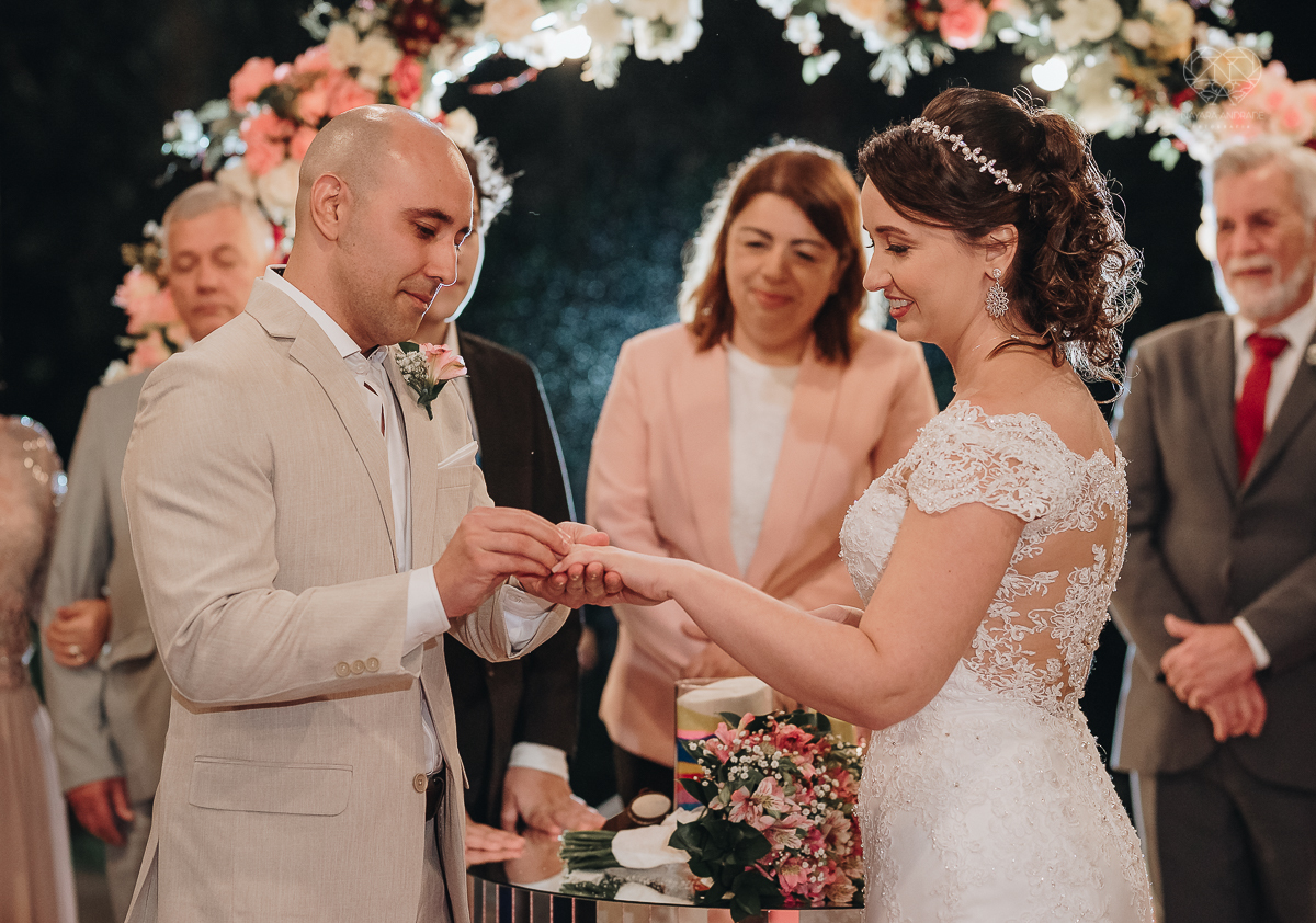 casamento rustico de dia com chuva em santos sao vicente golf clube noivo com terno bege e noiva com vestido de renda fotos da fotografa premiada nayara andrade 