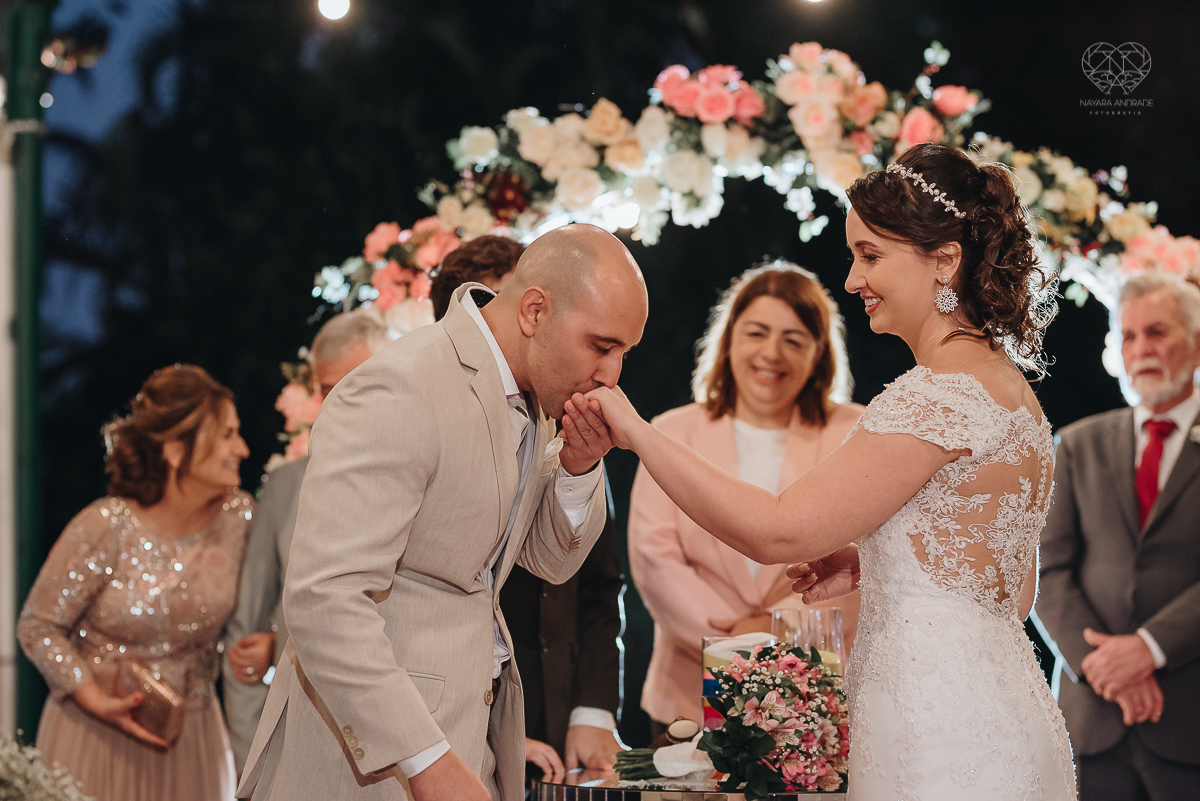 casamento rustico de dia com chuva em santos sao vicente golf clube noivo com terno bege e noiva com vestido de renda fotos da fotografa premiada nayara andrade 
