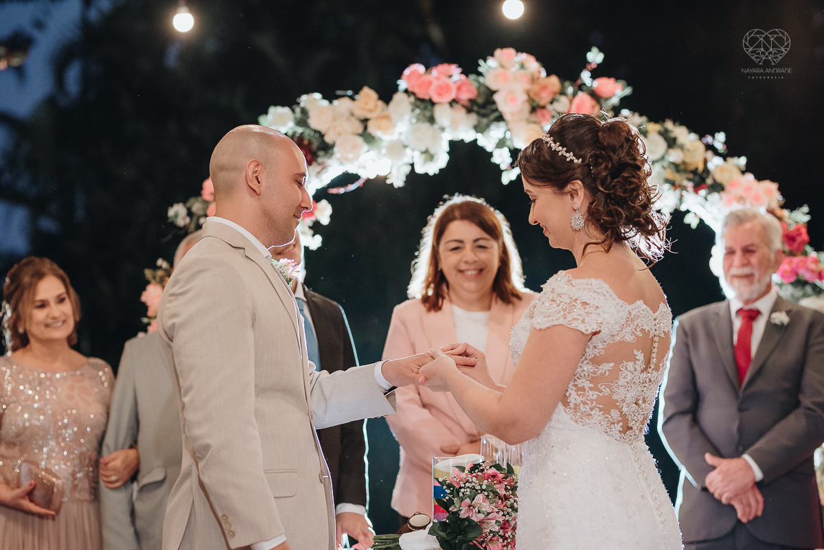 casamento rustico de dia com chuva em santos sao vicente golf clube noivo com terno bege e noiva com vestido de renda fotos da fotografa premiada nayara andrade 