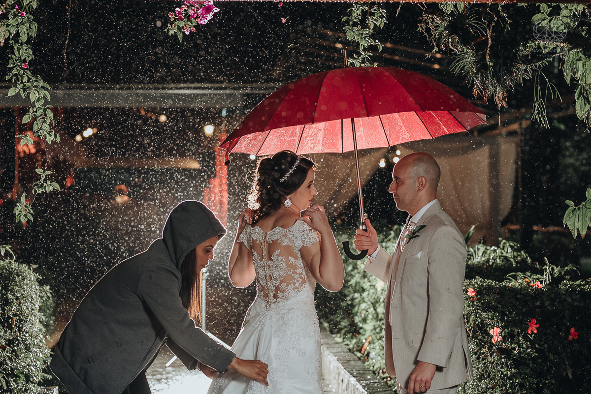 casamento rustico de dia com chuva em santos sao vicente golf clube noivo com terno bege e noiva com vestido de renda fotos da fotografa premiada nayara andrade 